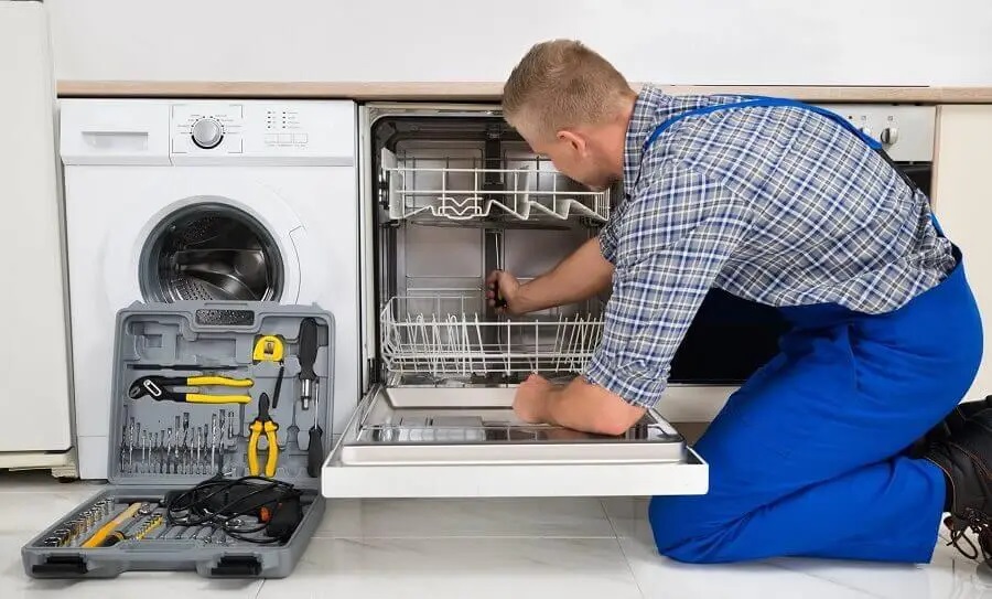 Konak Hotpoint servisi teknisyen ekibi beyaz eşya tamiri yaparken